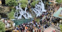 thousands of tourists